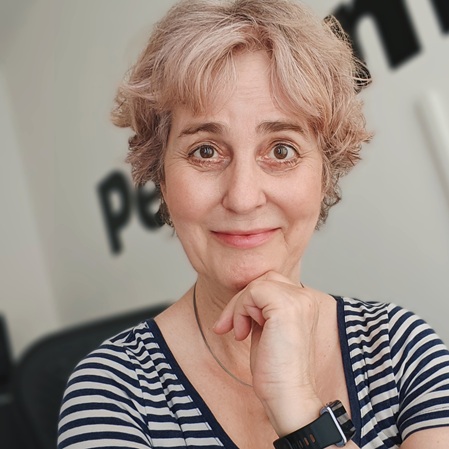 Andrea Heister, schaut leicht lächelnd in Kamera.