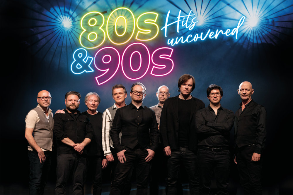 Neun Männer in coolem Outfit stehen nebeneinander vor einem Hintergrund, auf dem in Neon-Schrift "80s &90s Hits uncovered" steht.